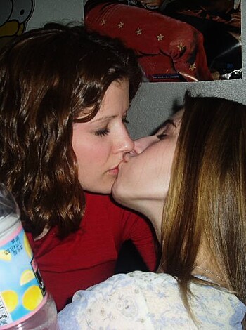 Kissing girls  - Photo 9