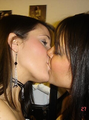 Kissing girls  - Photo 37