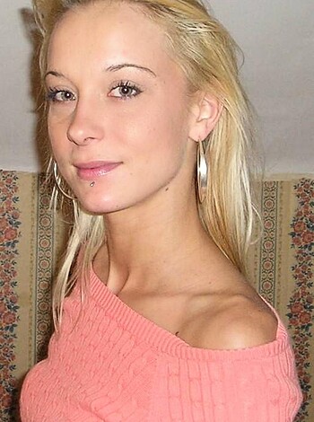 "What the f**k is up with this bimbo in her pink f***ing shirt and dainty pink earrings?"