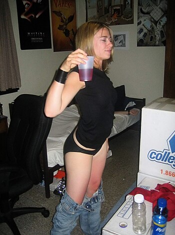 Topless girlfriend - Photo 1