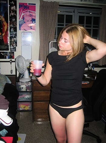 Topless girlfriend - Photo 4
