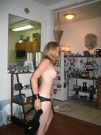 Topless girlfriend - Photo 10
