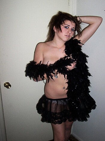 Here's a pic of some hot chick wearing a sexy bra and panties with feathers, showing off her tits and belly button.