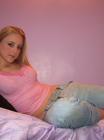 Blond young girlfriend Jennie  - Photo 2