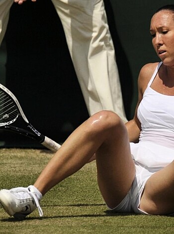 F*cking hell man, did you see that b*tch's leg snap like a twig on the f*cking court?! Jesus Christ, hope she ain't f*cked it forever.