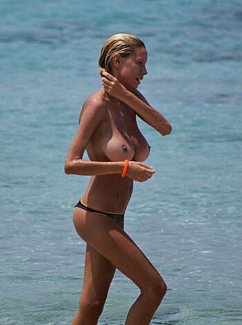 VOYEUR ON THE BEACH - Photo 4