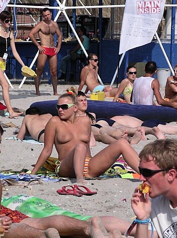 VOYEUR ON THE BEACH - Photo 122