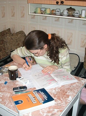 OUNG STUDENT FROM IASI UNIVERSITY - Photo 2