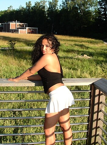 Outdoor - Amateur Latina Milf - Photo 10