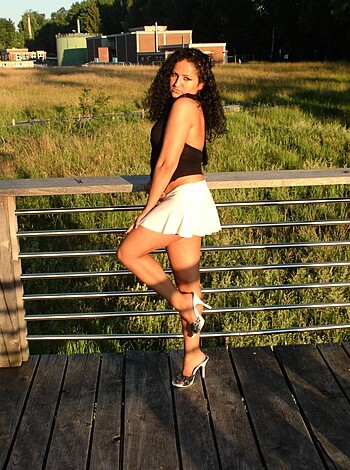 Outdoor - Amateur Latina Milf - Photo 24