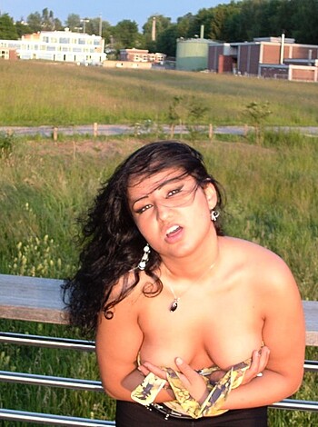 Outdoor - Amateur Latina Milf - Photo 29