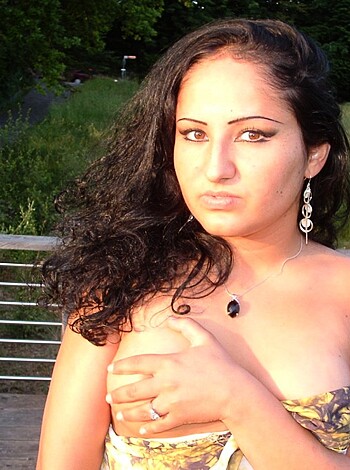 Outdoor - Amateur Latina Milf - Photo 44
