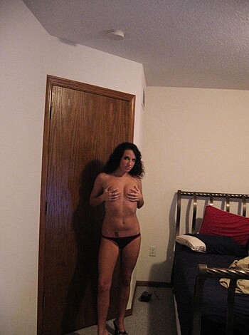 Amateur Girlfriend showing skinny pussy - Photo 1