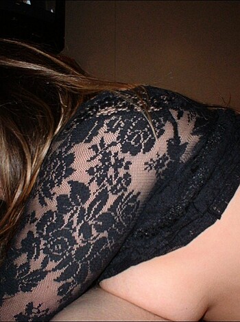 Amateur horny babe posing and fucking - Photo 43
