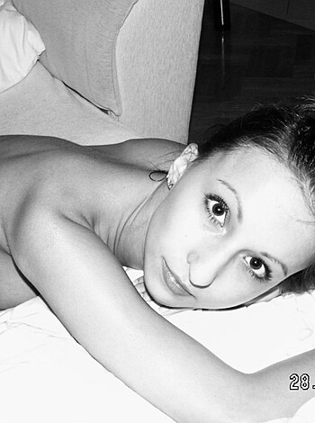 Young girlfriend in sauna - Photo 26