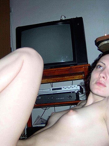 Bitch layin' nude next to TV like she don't give a fuck, talkin' shit about that lil screen life.