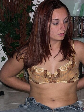 Amateur Girlfriend showing pussy at home - Photo 37