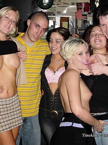 Young and drunk TEENAGERS girls at party M50 - Photo 3