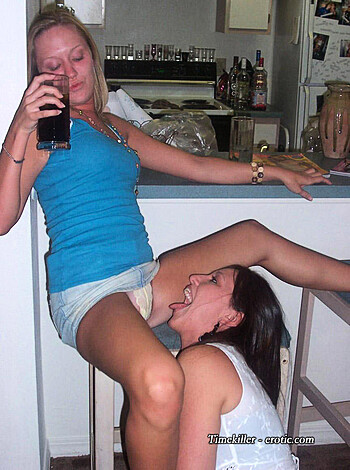 Young and drunk TEENAGERS girls at party M50 - Photo 2