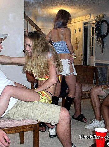 Young and drunk TEENAGERS girls at party M50 - Photo 19
