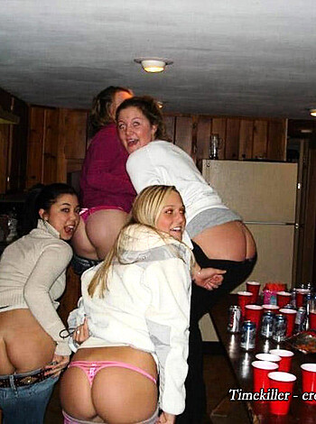 Young and drunk TEENAGERS girls at party M50 - Photo 29