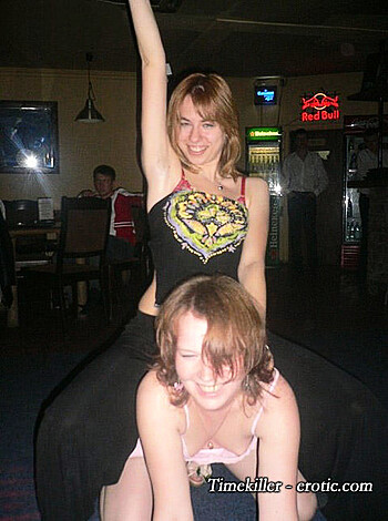 Young and drunk TEENAGERS girls at party M50 - Photo 31