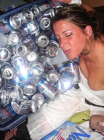 Young and drunk TEENAGERS girls at party M50 - Photo 27