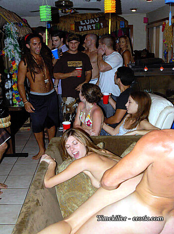 Young and drunk TEENAGERS girls at party M50 - Photo 34