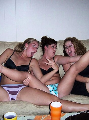 Young and drunk TEENAGERS girls at party M50 - Photo 41
