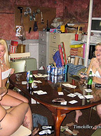 Young and drunk TEENAGERS girls at party M50 - Photo 40