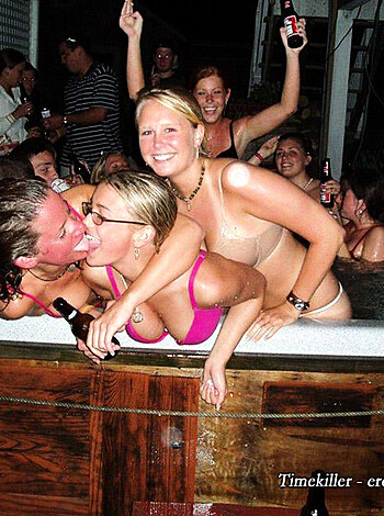Young and drunk TEENAGERS girls at party M50 - Photo 46