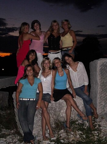 7 girls Topless group shot on the beach  - Photo 2