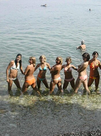 7 girls Topless group shot on the beach  - Photo 5