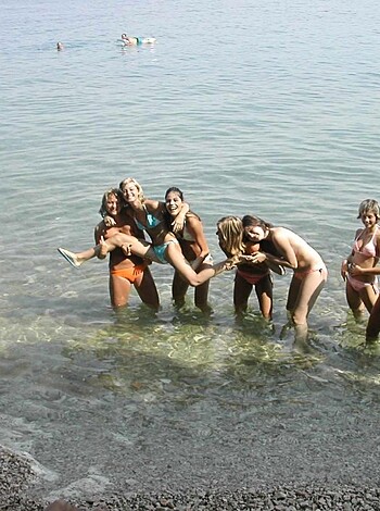 7 girls Topless group shot on the beach  - Photo 7