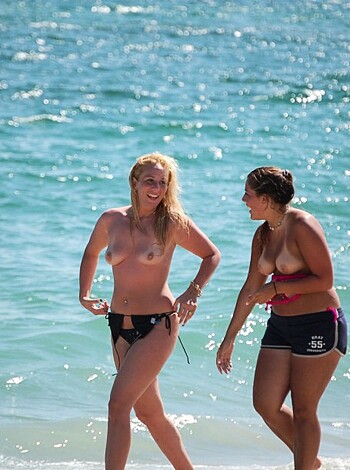 7 girls Topless group shot on the beach  - Photo 8