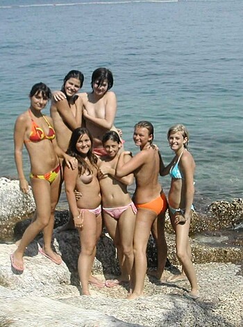 7 girls Topless group shot on the beach  - Photo 12