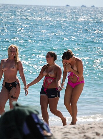 7 girls Topless group shot on the beach  - Photo 13
