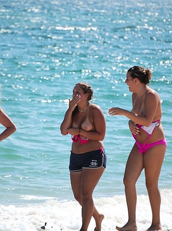7 girls Topless group shot on the beach  - Photo 14