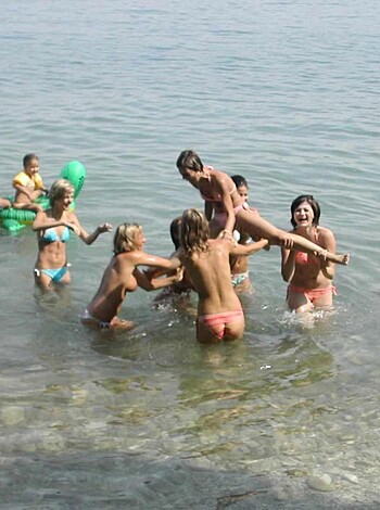 7 girls Topless group shot on the beach  - Photo 16