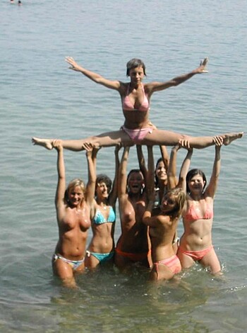 7 girls Topless group shot on the beach  - Photo 17