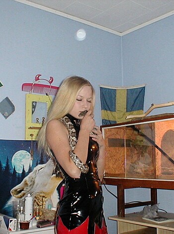 Girlfriend - Photo 3
