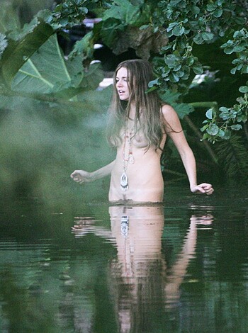 Celebrity - Sienna Miller pussy close up!!!  - Photo 2