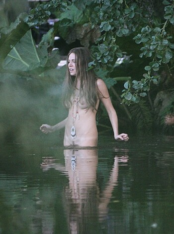 Celebrity - Sienna Miller pussy close up!!!  - Photo 4