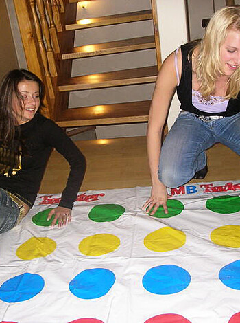 Amateurs Girl Play Sexy Twister - Photo 5