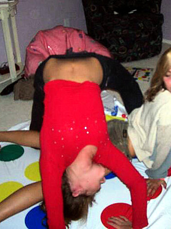 Amateurs Girl Play Sexy Twister - Photo 11