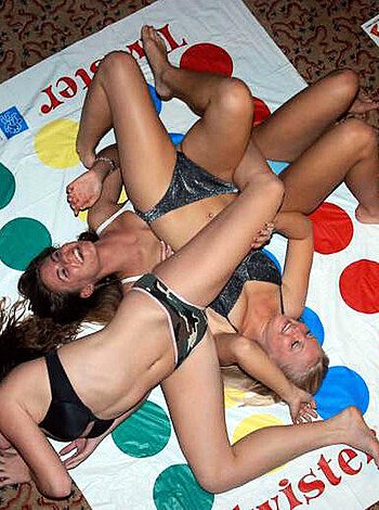 Amateurs Girl Play Sexy Twister - Photo 21
