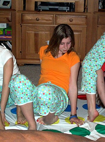 Amateurs Girl Play Sexy Twister - Photo 23