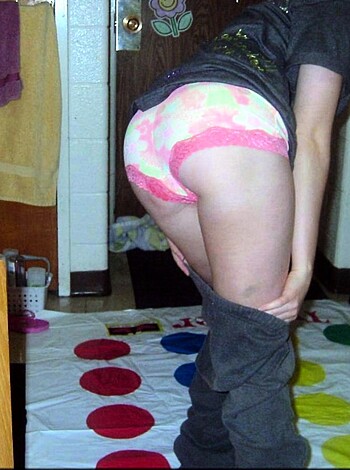 Amateurs Girl Play Sexy Twister - Photo 24