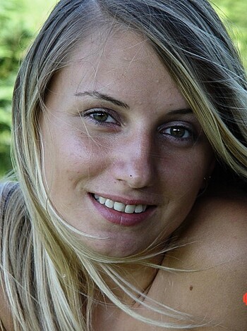 Naked girlfriend at garden - Photo 8