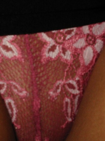 Amateur girlfriend showing her shaven cunt - Photo 13